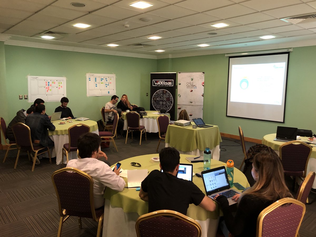 wakilabs's tweet photo. Muy concentrados todos los equipos analizando cómo construir el relato de sus ideas de negocios💡 
Taller de Marketing 101 en #LaFiebreDelSol2 
#AylluSolar @CG_Ventures https://t.co/1u4c1YMTaJ