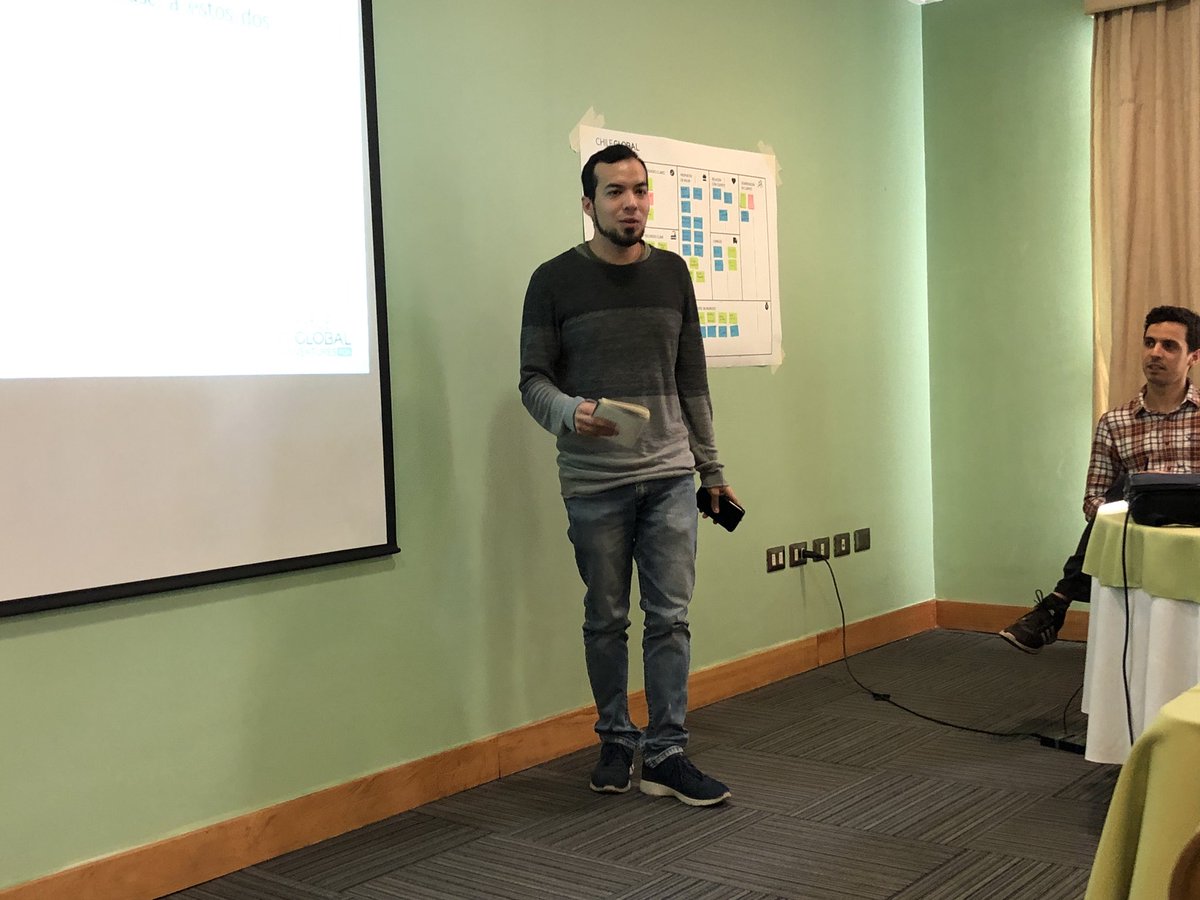 wakilabs's tweet photo. Muy concentrados todos los equipos analizando cómo construir el relato de sus ideas de negocios💡 
Taller de Marketing 101 en #LaFiebreDelSol2 
#AylluSolar @CG_Ventures https://t.co/1u4c1YMTaJ