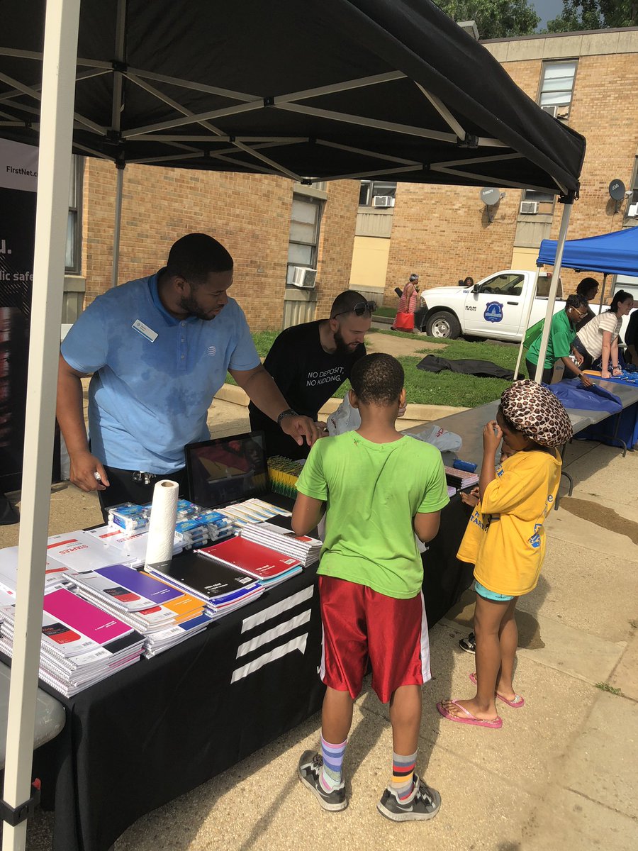 Thank you @DMVmobileretail for bringing the schools supplies out to help us #winthecommunity @Aaron_Bias_ @MightyMidCoachG <a href="/DC_XFactor/">Xenia Williams</a> <a href="/jd4180/">John Denning</a> <a href="/404girl/">Betsy Francis</a>