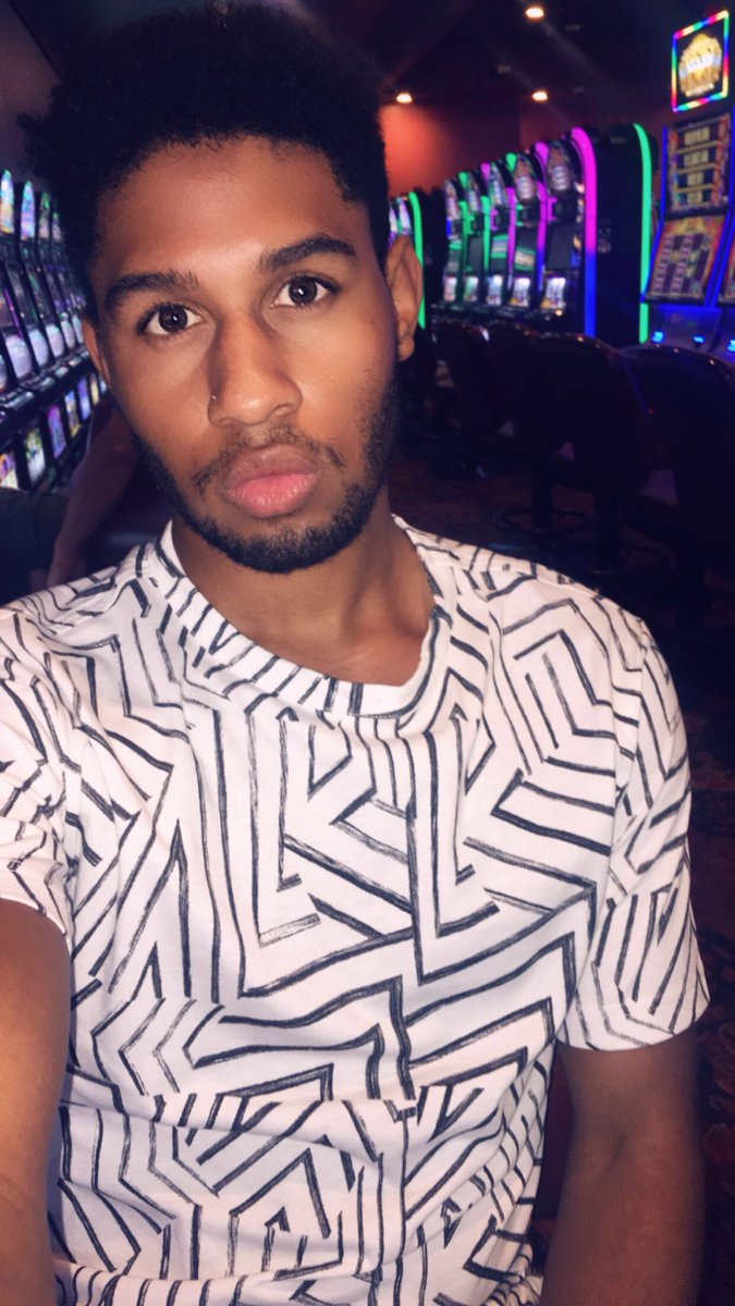 ___FrankJames's tweet photo. Was planning on going to the club last night, and take a bomb ass picture buuuut this is the best I could manage😅 

#selfie #photooftheday #fail #gay https://t.co/GZdHDhoy8a