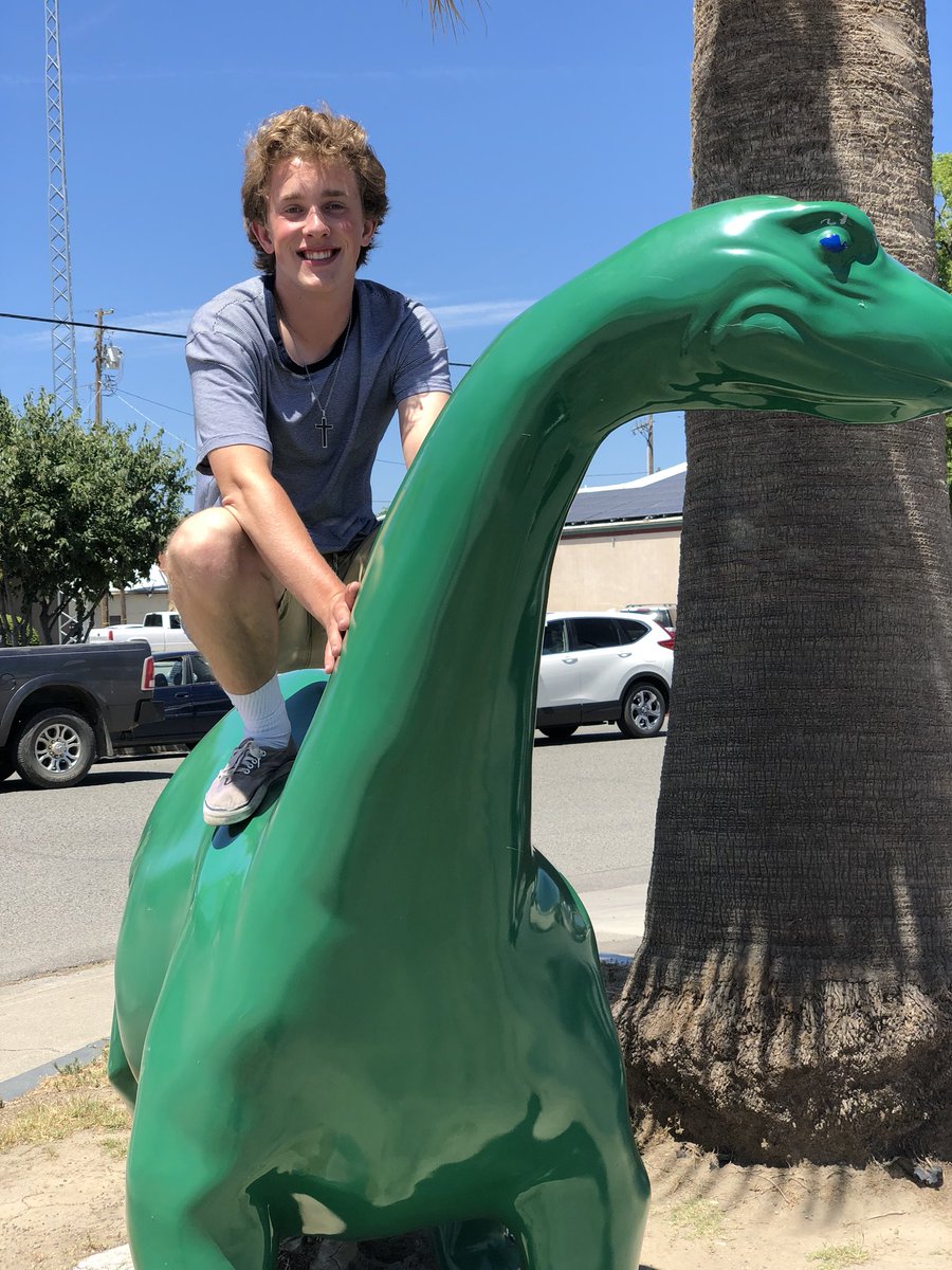 Seniors if u want to decorate ur car w/ paint or parking spot w/ chalk for ur senior year, come Sunday from 11am-1pm to slot! bring your own paint/chalk💛💚