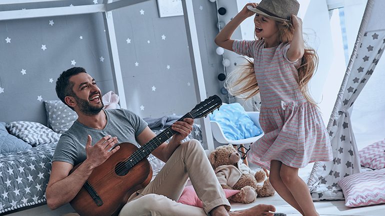 LesPACcom's tweet image. Il n'est jamais trop tard pour apprendre à gratter la guitare !
Identifiez quelqu'un que vous connaissez qui souhaite commencer ce passe-temps sans dépenser une fortune ! On a quelques conseils à lui donner : ow.ly/WvGX30lj1A1 
 #lespac #flambantusagé #secondemain