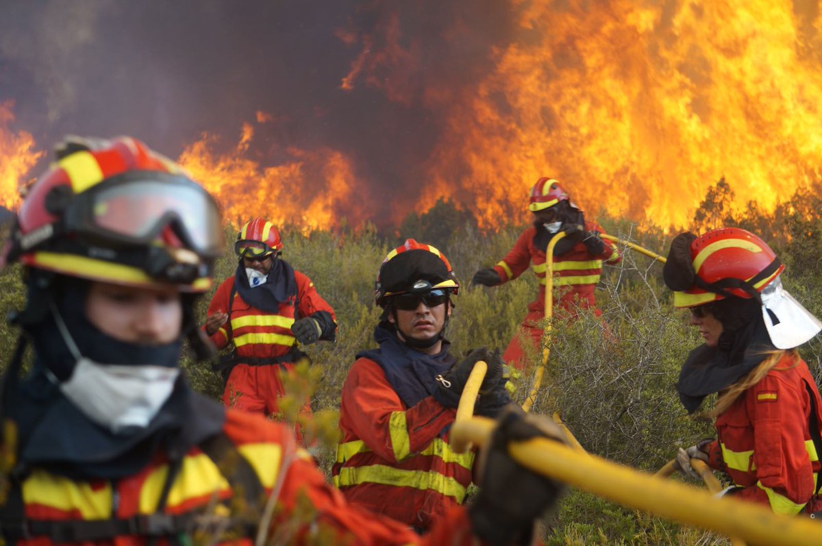 Muchos hombres y mujeres bomberos forestales, servicios de emergencia, militares, policías voluntarios, etc.. se están enfrentando a un duro #IFLlutxent Todo nuestra fuerza a los que continuaréis esa labor esta noche 💪