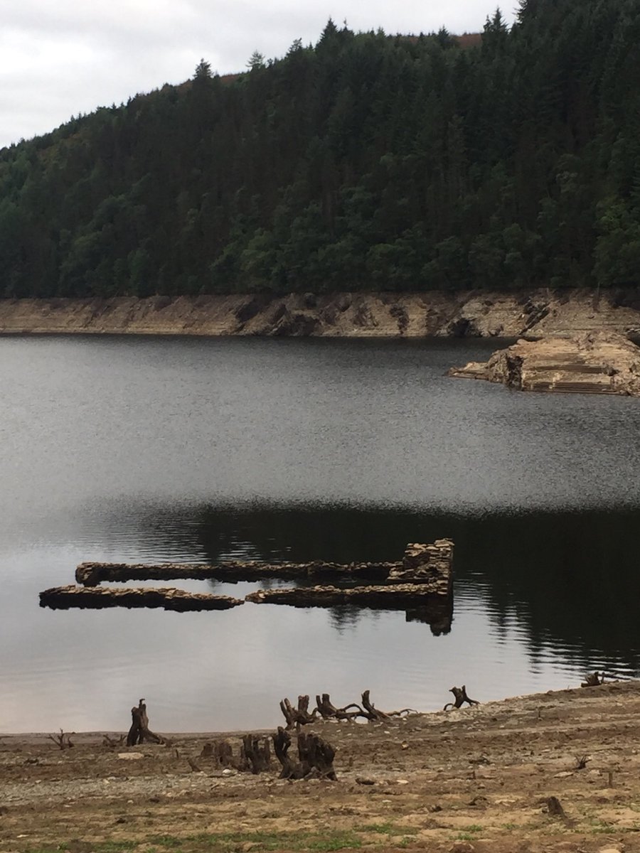 Suehopebell's tweet photo. Fanog farmhouse making a reappearance from the depths of Llyn Brianne reservoir Rhandirmwyn...last seen in 1995! #drought2018 #Fanog @ruthwignall @Lauratobin1 @DerekTheWeather https://t.co/Yd6kJTjSz8