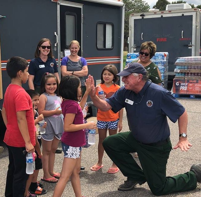 SD_DANR's tweet image. Our @SDWildlandFire Division helps fight wildland fires in areas all across the country. Here is Division Director, Jay Esperance, talking to kids at the North Spring Creek Fire in Colorado. #SDAgProud