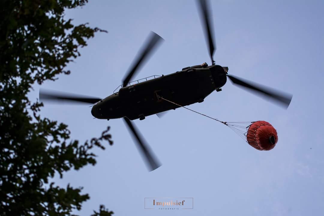 impulsief's tweet photo. #wateren #chinook hier de Chinook Grizzly82 D-667 met bambibucket https://t.co/78cISEcMlu