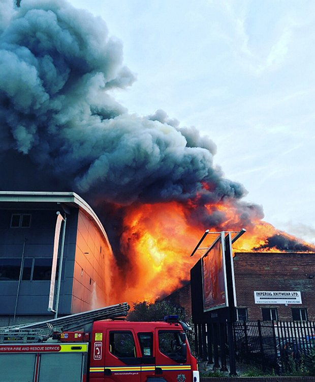 #Manchester fire in pictures: Firefighters battle #Ardwick factory blaze express.co.uk/news/uk/100034…