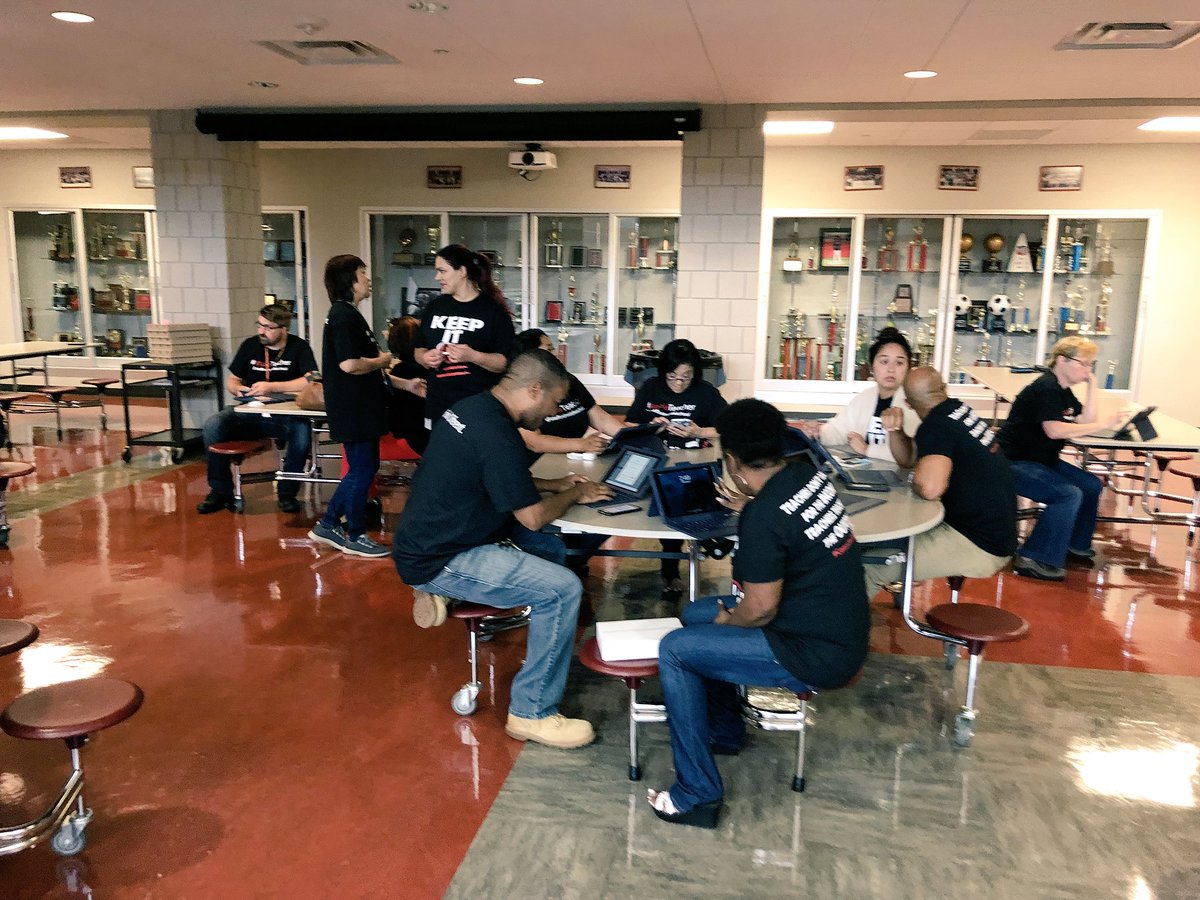 JrodriguezSMSD's tweet image. @StaffordMSD #CommittedtoSMSD #apple #ipad    This is the beginning of a new chapter for SMSD and the middle school. It’s the beginning of becoming an Apple Distinguished School. Teachers are receiving their iPads. More than 90% of the teachers are Apple certified!!!!