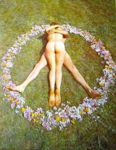 Si tu le monde pouvais penser à l'amour et pas à la haine, c'est tellement plus facile de ressoudre et pardonne en fesant des câlin que de réfléchir à faire du mal