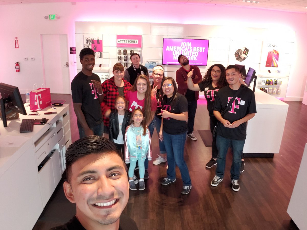 nuninguyen's tweet photo. #mikesback #seethejoy #customerphotbomb #CustomerObessed @isaac2691 @mikethegroot @BBrobile @BiesMelissa https://t.co/hVDbOJyoez
