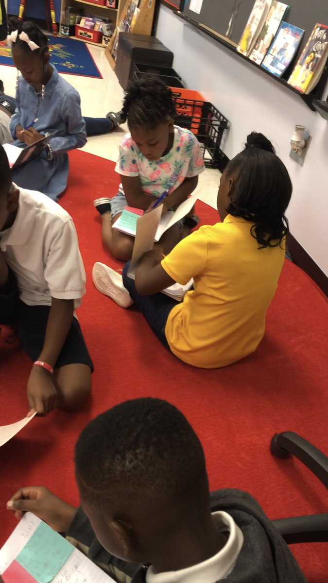 LiteratuHER's tweet photo. Today we learned the importance of having a partner in reading and writing! #PartnersCan #EffectivePartnerships 💙❤️ @Khodgesinspire https://t.co/caG2CCgctD