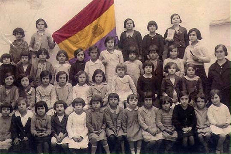 ecorepublicano's tweet photo. Más de 20.000 maestros fueron represaliados durante el franquismo por su apoyo a las medidas educativas de la II República. https://t.co/Luc1m6qw6k