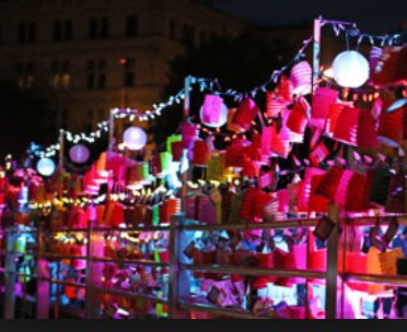 CityOfVictoria's tweet photo. Victoria Dragon Boat Festival is AUG 10 - 12 at Victoria's Inner Harbour #yyj! Check out what's planned. Lantern Lighting Celebration to support @bccancerfdn is FRI AUG 10 8:30pm Ship Point Pier. https://t.co/LgbFaxhVOC #VDBF2018 #yyjevents #lightsofcourage @VictoriaDragon https://t.co/Lkt8x2TqhM
