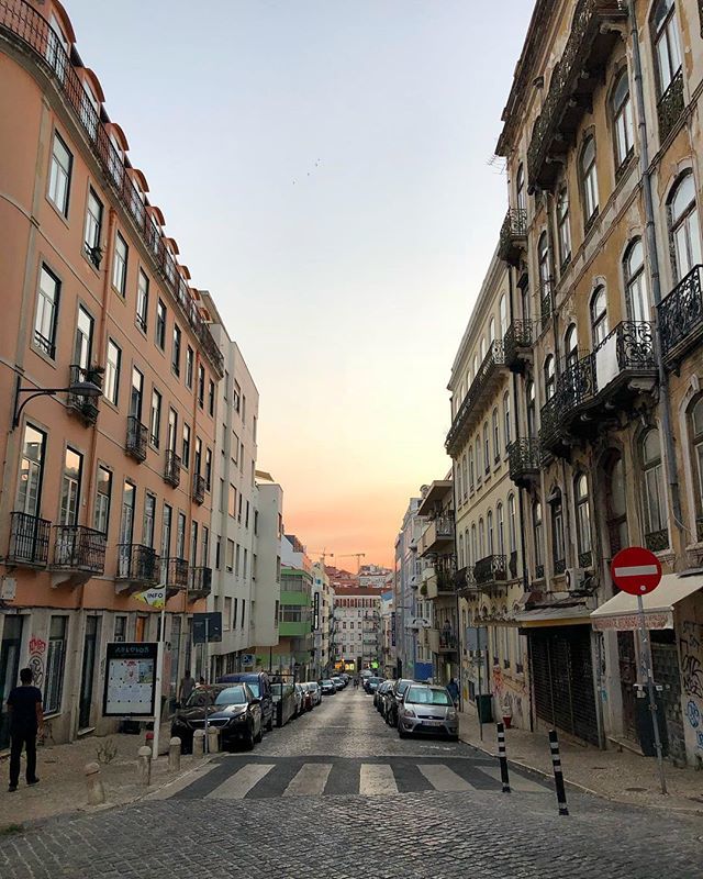 fugindodoverao's tweet photo. Um dia menos quente e a gente começa a respirar a calmaria em Lisboa de novo. ♥️ #fdvinlisbon https://t.co/WKrhoQv00y https://t.co/6KIqg2a8u9