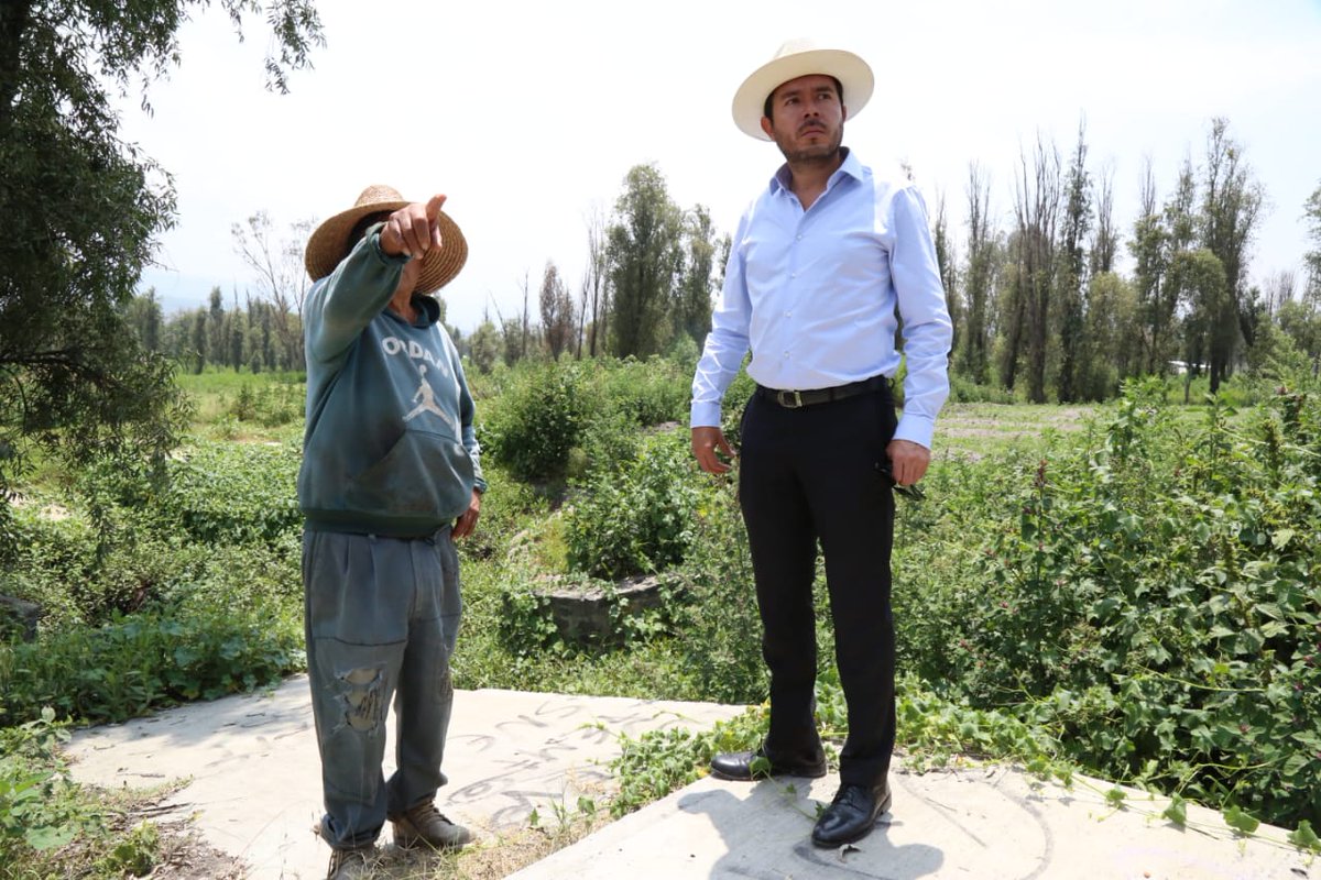 TlahuacRenace's tweet photo. En atención a la agricultura de San Andrés #Mixquic, el JD. Mtro. @arturomedinap, acompañado de @DGDERTLH y @JuridicaTlahuac; recorrió zonas de cultivo donde con @SacmexCDMX, se proyecta red de agua tratada para rehabilitar canales de riego y facilitar el trabajo campesinos https://t.co/8BiEdcYWIY