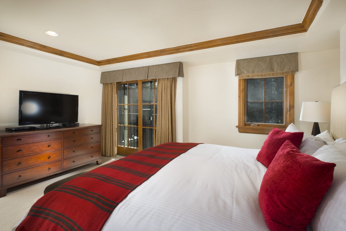 We have seven 2-3 bedroom condominiums which include a full kitchen, dining room, and living room. Reserve the Eaton Suite on your next stay which sleeps up to eight people. bit.ly/2KjePJ1 #EatonSuite #Condominium #VailLodging #FamilyVacation #VailMtnLodge