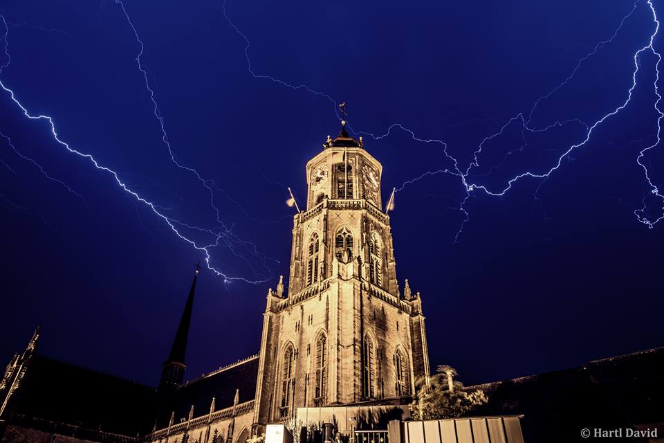 NoodweerBenelux's tweet photo. Van een schitterende #bliksemfoto gesproken! Deze #bliksem werd gespot in #Lier (BE). Bedankt David Hartl dat we deze foto mochten gebruiken! #onweer #donder #bliksem #hitte https://t.co/6Xpy8OFCl4