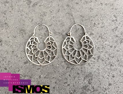 Los aretes grandes de plata son un básico que no te puede faltar. ¡Ven por los más originales a ISMOS! Campeche 410, Condesa #Arracadas #PlataMexicana #MexicanSilver #ISMOSjoyería