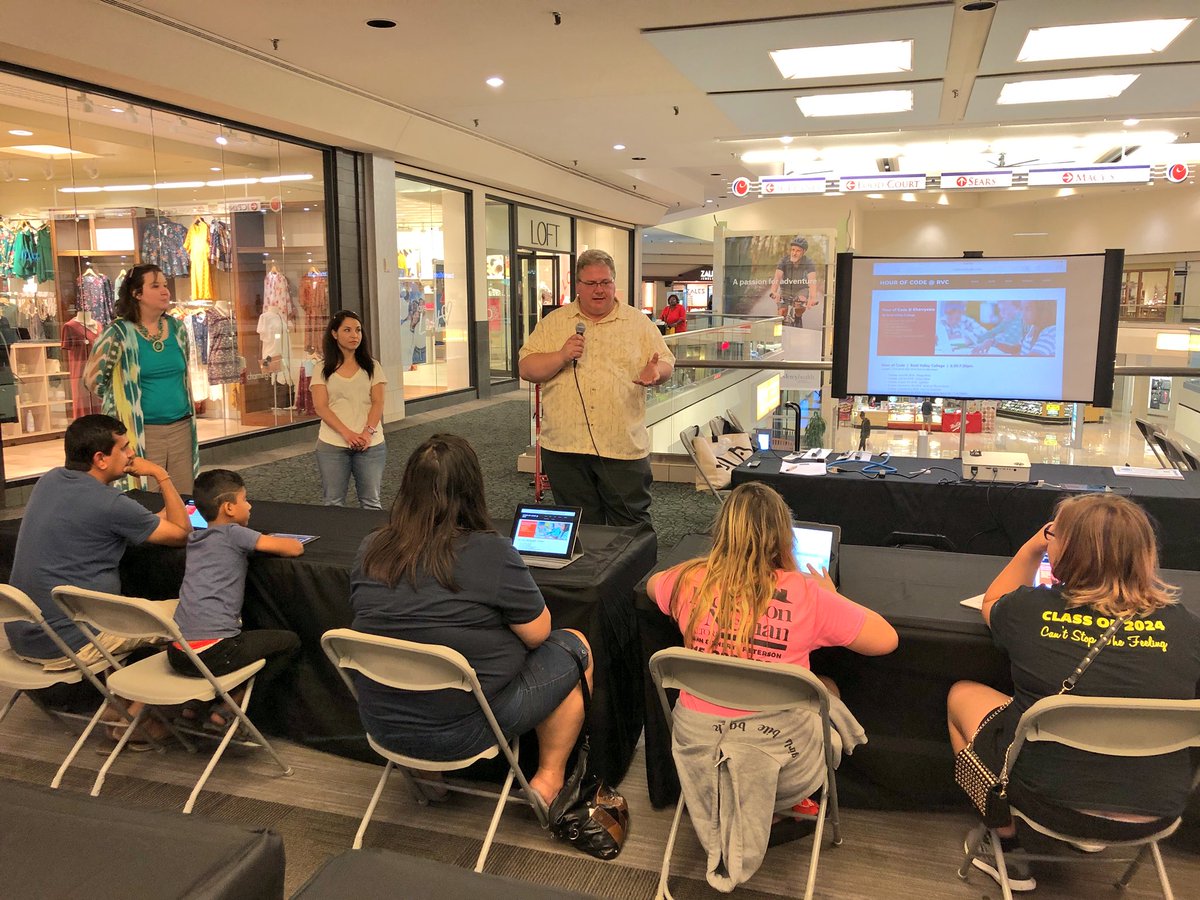 rvcgoldeneagles's tweet image. #RVCHourofCode is happening now at the CherryVale Mall! Learn more at rvchourofcode.com 🤖