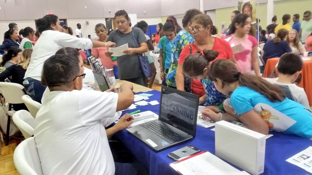 SuperateTriunfa's tweet photo. Listos para el regreso a clases y listos para seguir empoderando a nuestra comunidad con los programas educativos #ParentsAlliance y los servicios de atención y asesoría sobre programas de asistencia financiera: Integra-Condusef! #PasadenaTX https://t.co/Ww218HZil9