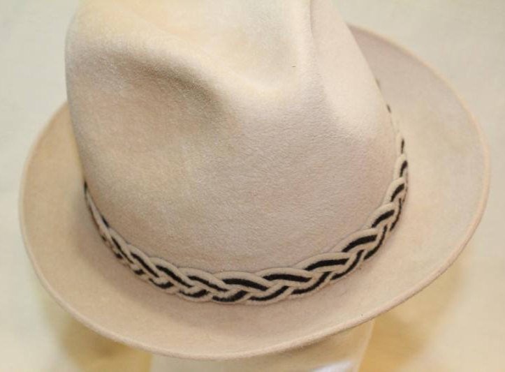 atticesoterica's tweet photo. Vintage Beige Dobbs Golden Coach Fur Felt Fedora Trilby Men's Hat Size 7 https://t.co/ltpVCKk4FC #AtticEsoterica #Etsy #Vintage #DobbsHat https://t.co/Wl2dSvmtLe