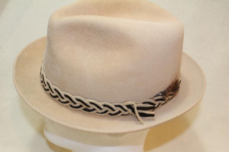 atticesoterica's tweet photo. Vintage Beige Dobbs Golden Coach Fur Felt Fedora Trilby Men's Hat Size 7 https://t.co/ltpVCKk4FC #AtticEsoterica #Etsy #Vintage #DobbsHat https://t.co/Wl2dSvmtLe