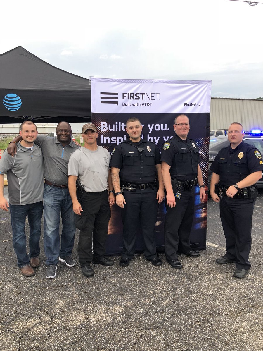 #NNO18 Hanging with First responders. <a href="/DaleB1/">Dale S. Brown</a> <a href="/CShaneSmith1/">Shane Smith</a> <a href="/404girl/">Betsy Francis</a>