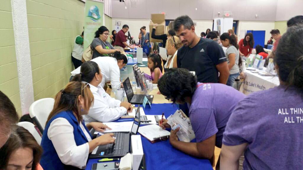 integrainst's tweet photo. Toda la información sobre programas de asistencia financiera para la comunidad mexicana en Estados Unidos! #BackToSchool night en  #PasadenaTX https://t.co/gQxCZGYvwT