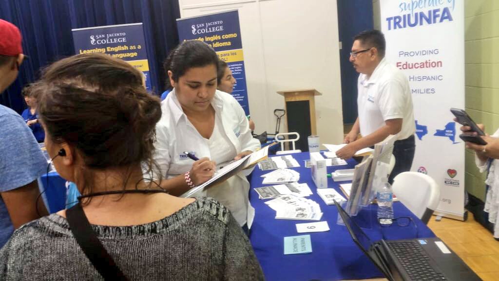 integrainst's tweet photo. Toda la información sobre programas de asistencia financiera para la comunidad mexicana en Estados Unidos! #BackToSchool night en  #PasadenaTX https://t.co/gQxCZGYvwT