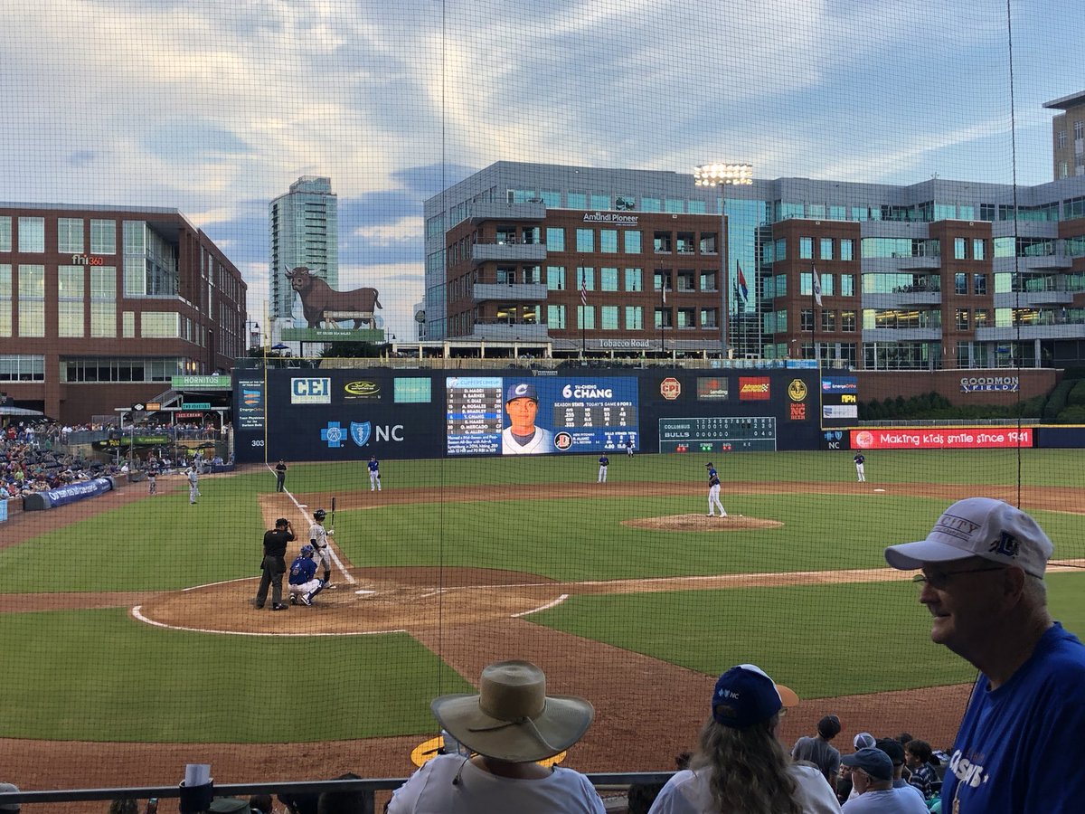 coastal24's tweet photo. Great night for a game and to celebrate 4 organizations who are getting grants from the @DurhamBulls Ballpark Project, presented by Coastal. Congrats to all the winners! https://t.co/hTtbLnGcMF 💚🐂🧢⚾️ https://t.co/sqFyQTuJlG