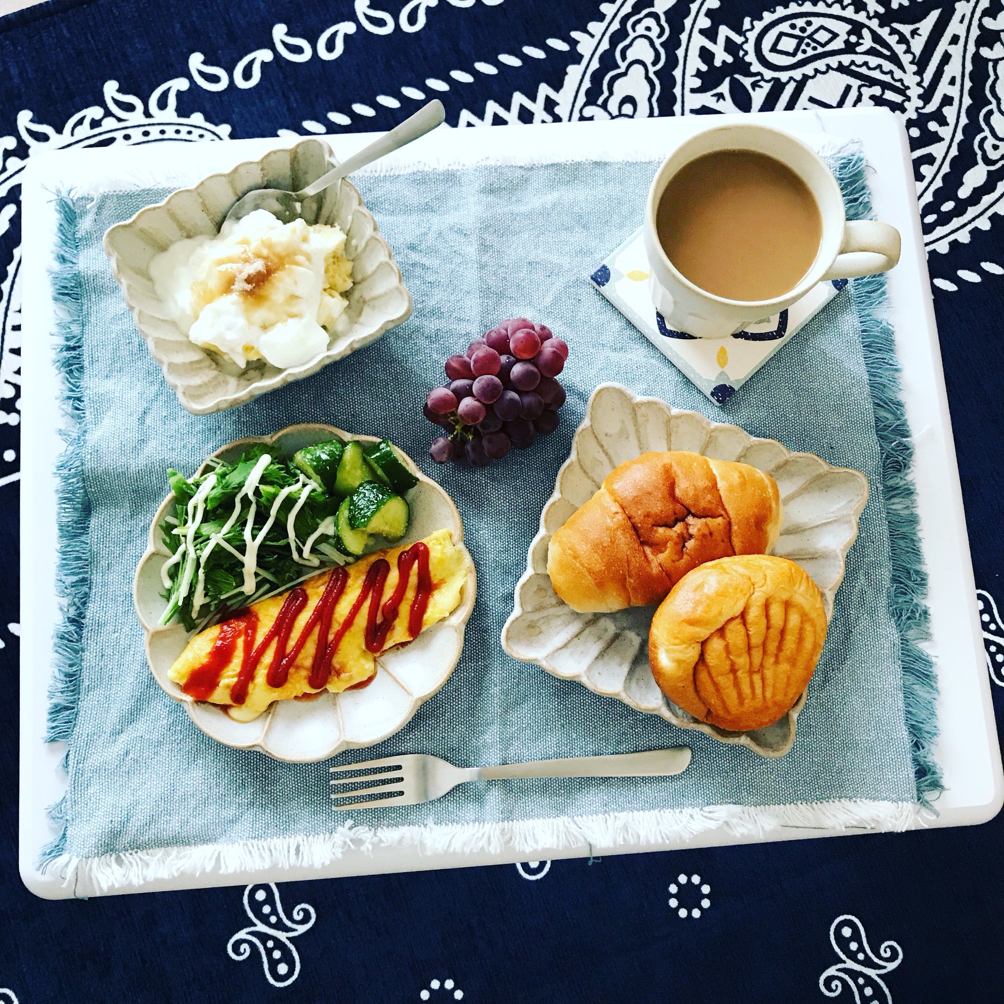 肥田野好美 おはようございます 今日の朝ごはん 昨日お散歩中に見つけた可愛いパン屋さんのパンだよ ぶどうが直置きなのは お皿が無いから 笑笑 Grockets 今日の朝ごはん おしゃれ風 パン好き T Co 6i25knwpo6 Twitter