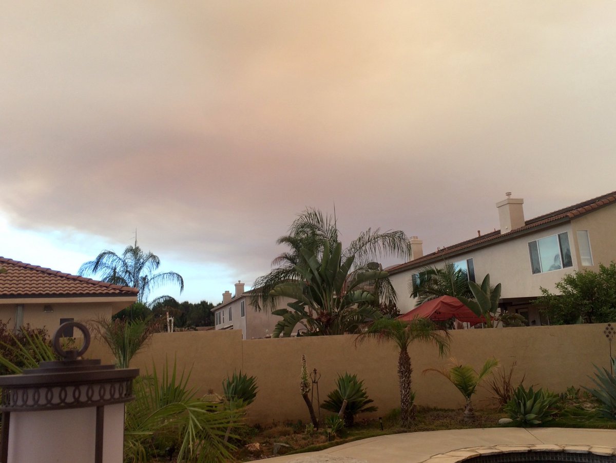 Bar3lylist3ning's tweet photo. Monday, Riverside facing west (top pics last night) Tuesday morning clear skies, smoke coming back tonight 5pm #HolyFire... it's back! https://t.co/Lf3aqLTjAv