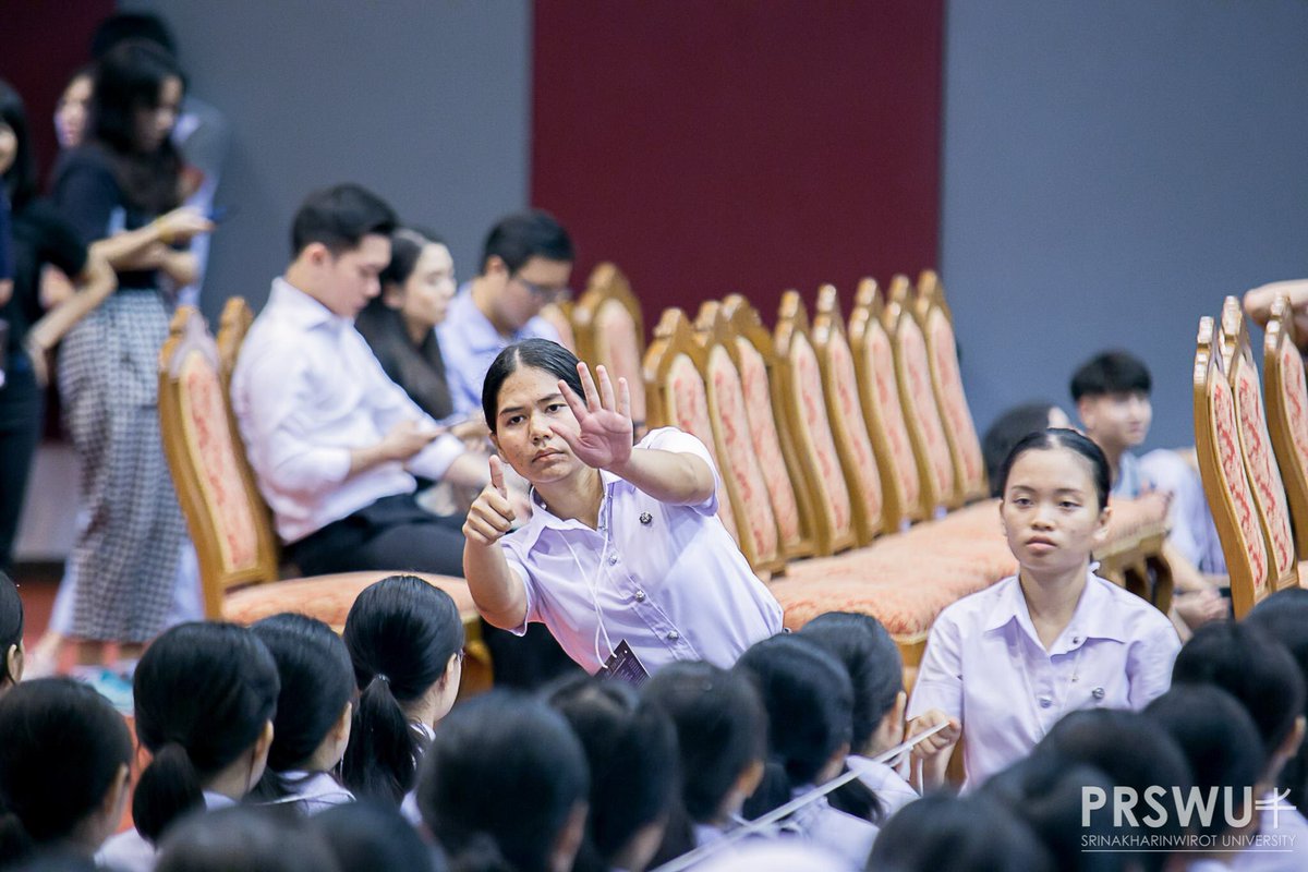 _lookoam's tweet photo. ถ้าอยากรู้ว่าพยาย���ลนั่งแบบนั้นได้ไง ตามภาพครับ ยก2ข้างให้รู้ว่าแถวไหน ยกเลขให้น้องที่นั่งไม่ตรงรู้ตัว สะบัดมือตามทิศทางที่จะให้หัวน้องตรงเพื่อน ไม่ยากเลย ยก นับ สะบัด 555555555555555555555  ขอบคุณภาพจาก #prswu #ทีมมศว #swu #nsswu https://t.co/swwI8tKm9i