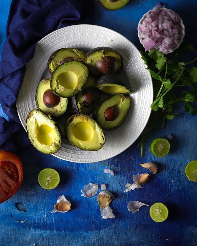 gannskitchen's tweet photo. Can you guess what I’m making tonight?

#hautescuisines #beautifulcuisines #foodfluffer #guacamole #avocados #thefeedfeed #heresmyfood #instafood #foodphotography #foodphotographer #guac #cilantro #guacontoast #avo #avocado🥑 #thehub_food https://t.co/yDhEkQ6uLP https://t.co/VjzE61ugk0