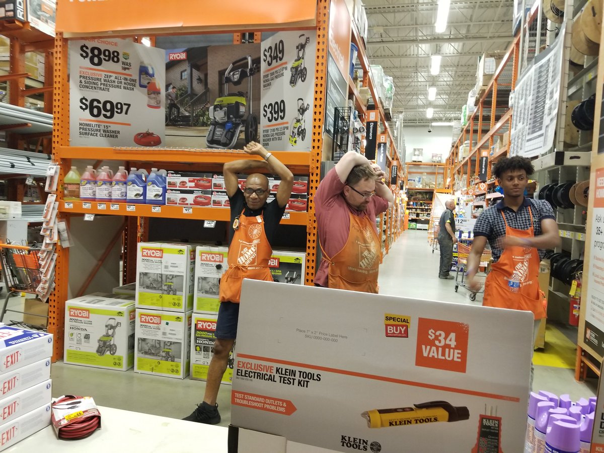 SamanthaSchloe1's tweet photo. Morning #warmup store4923 #safetyselfie @simonz_steve @HeinrichCraig @jeremy_gehrke @ryan3040 #NewHireSafety @jonbaumann304 https://t.co/pQVTP1KnJG
