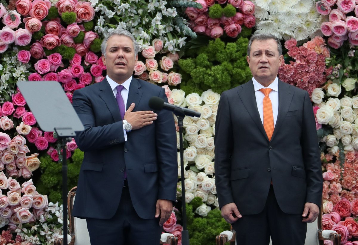 ELTIEMPO's tweet photo. #Video En plena #PosesiónDuque, @ernestomaciast elogió a @AlvaroUribeVel https://t.co/MOzF8l9yzm https://t.co/ujAQ9i29eQ