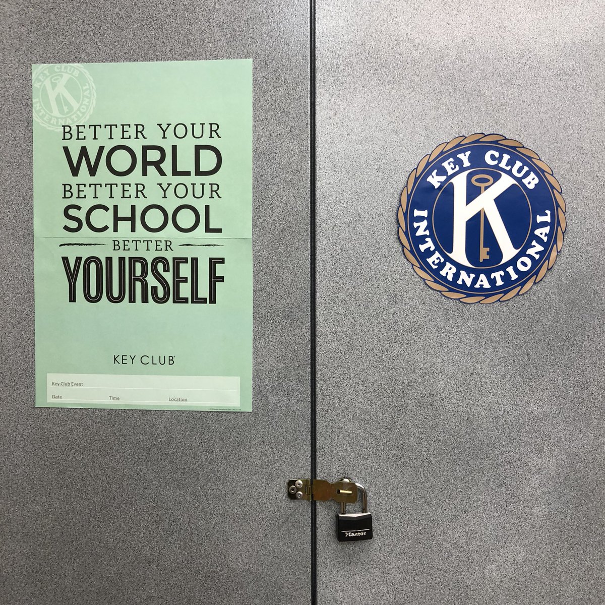 LennardKeyClub's tweet photo. Helping teachers set up their classrooms 📓✏️🗂📚🗄 https://t.co/4iEG9bKIpY