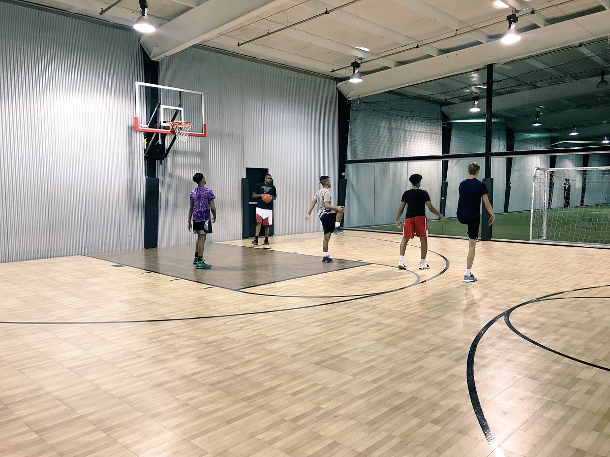 CoachBarnes1's tweet photo. All REAL progress takes place outside of your comfort zone... #NoGamesHere #RealWORKonly @gvbacademy https://t.co/uCACQhlNKp