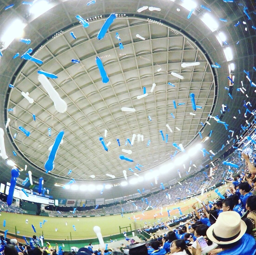 Sports_Map_'s tweet photo. メットライフドームに舞うジェット風船
まるでどこかに吸い込まれていくかのような光景

観戦ガイド記事は @Sports_Map_ から！

#西武ライオンズ
#ライオンズ 
#lions 
#メットライフドーム
#西武ドーム
#metlifestadium 
#SportsMap 
#スポーツマップ https://t.co/kjmzKg857u