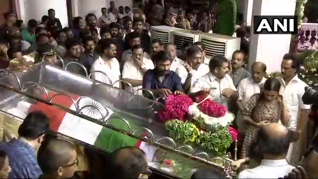 toptamilnews's tweet photo. நடிகர் ரஜினிகாந்த அவரது மனைவி லதா, மகள் சவுந்தர்யா மற்றும் நடிகர் தனுஷ் உள்ளிட்டோர் அஞ்சலி செலுத்தினர்
https://t.co/y4hQ1pTc2o
#RIPKalaignar #Karunanidhi #Marina4Kalaignar #DMKLeader #MarinaBeach #CITColony #RajajiHall #கலைஞர் https://t.co/QNpiTTlHVq