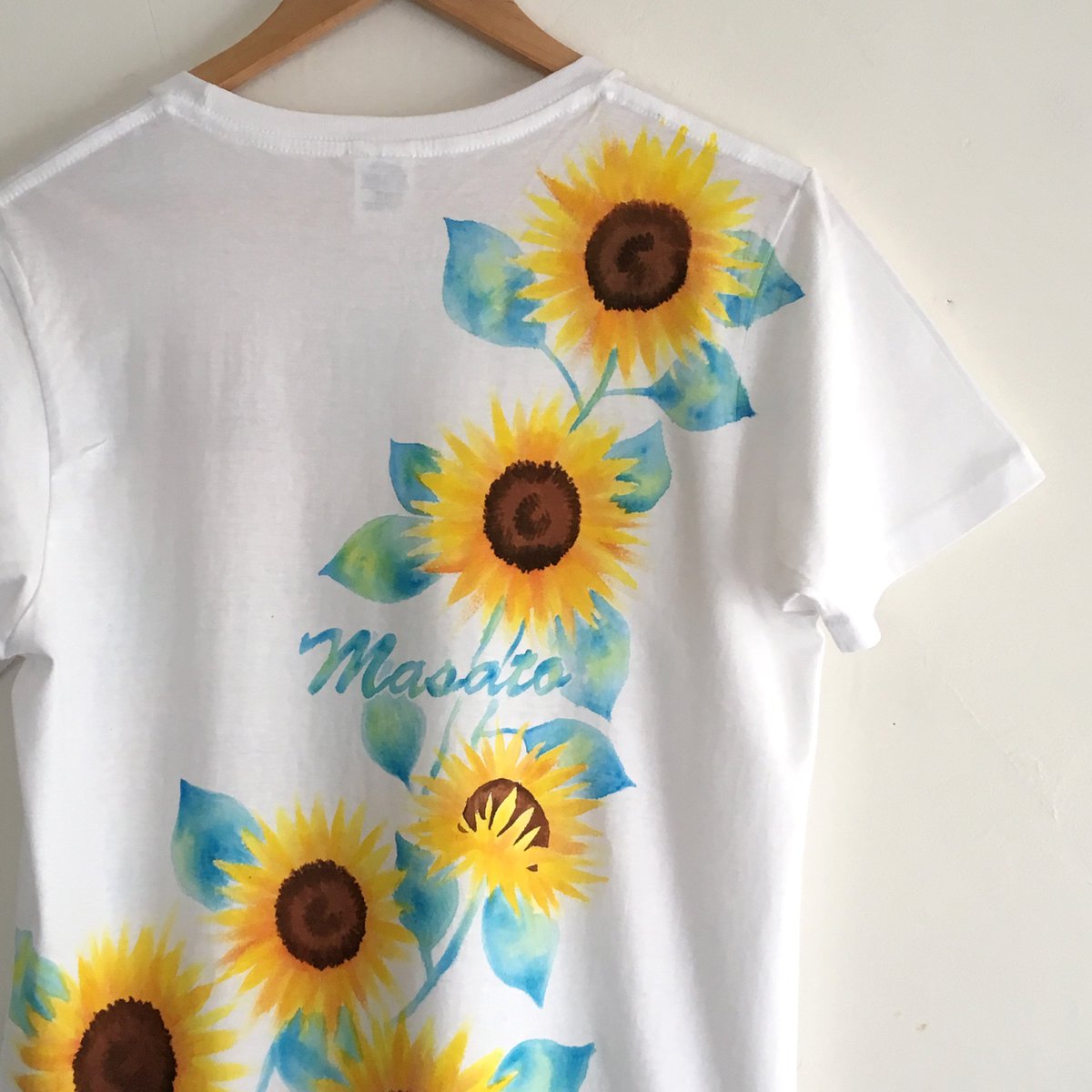 Nikoart メンズひまわり柄tシャツ名前入れオーダー 当店で販売しているレディースひまわり柄をメンズサイズtシャツのt シャツでネーム入れとの事でオーダーを頂きました T Co Oolwzthvv0 ひまわり Minne 名入れ ハンドメイド 手書きtシャツ