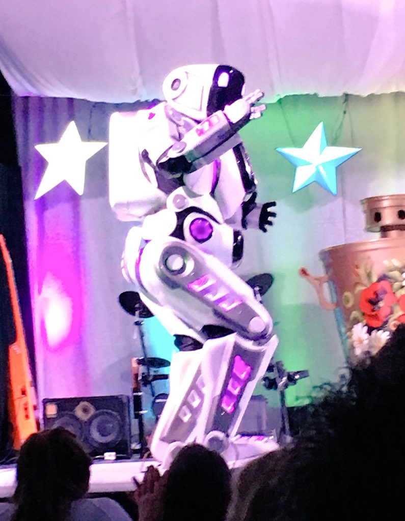 VirginRadioWPG's tweet photo. At @Folklorama, you can experience performances, food, cultural displays... oh and possibly a ROBOT! #myfolklorama #folklorama49 https://t.co/bDYePllgzP