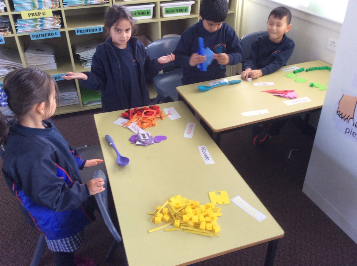 PhillipsSenora's tweet photo. In Prep, we are learning to read Spanish colours by spelling, sorting and matching @AitkenCreekPS https://t.co/JLi4onHPCN