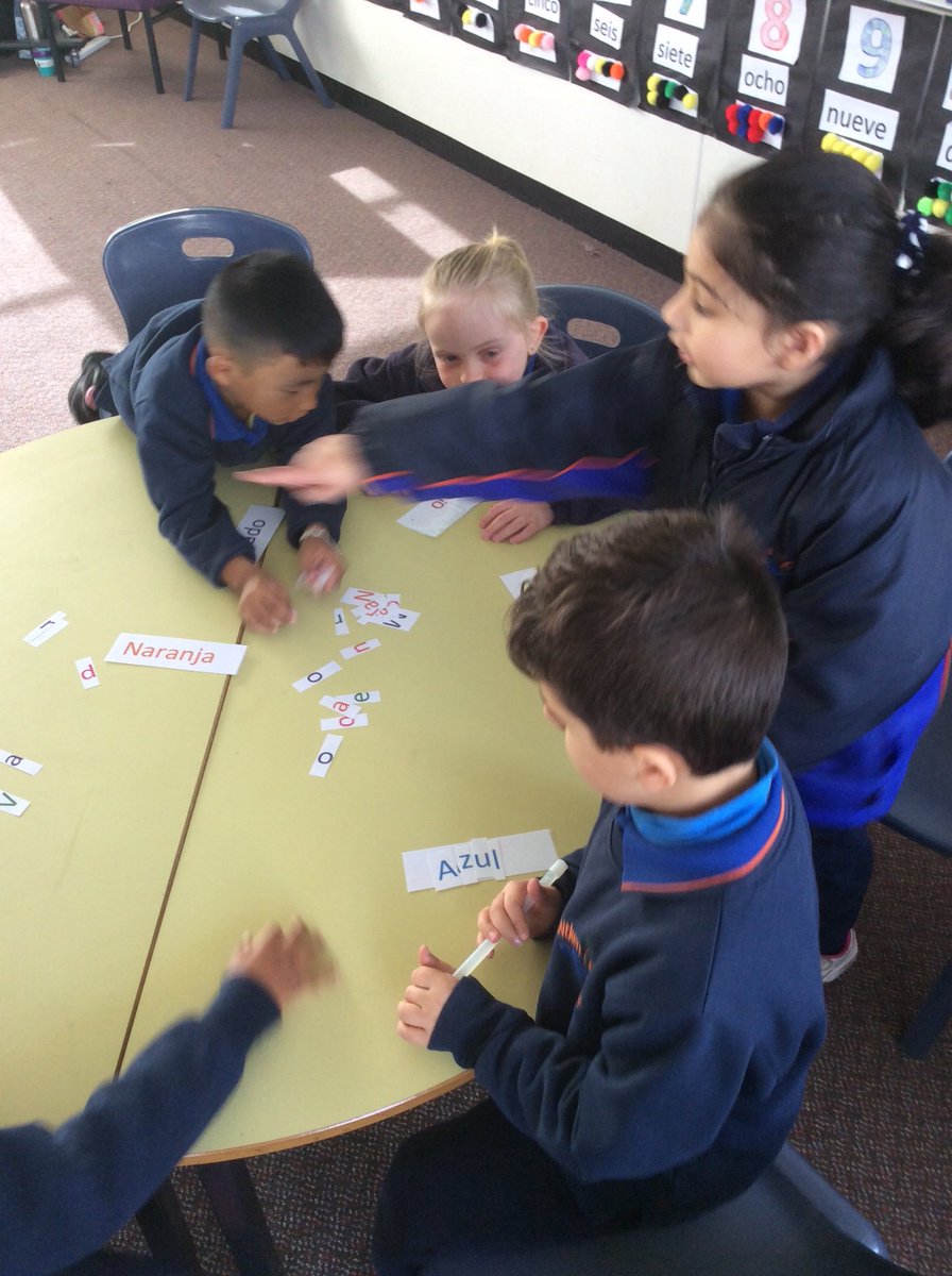 PhillipsSenora's tweet photo. In Prep, we are learning to read Spanish colours by spelling, sorting and matching @AitkenCreekPS https://t.co/JLi4onHPCN
