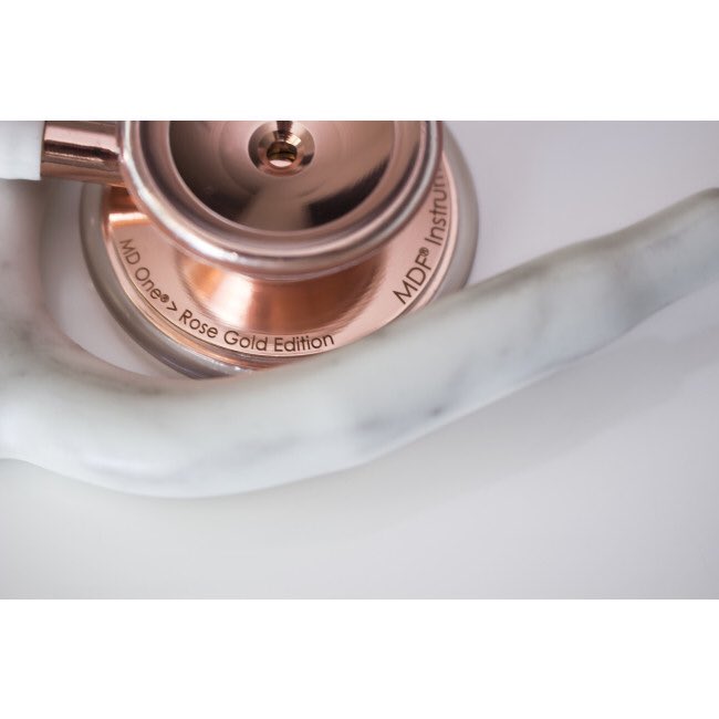 saristruki's tweet photo. So, orita una profe nos envió un email diciendo que para la clase de cuidado al paciente necesitamos un estetoscopio y como soy tan ... como soy (Llamémosme “extra”), me compré esta belleza.
#RoseGold #BecauseDuh https://t.co/AEufHclFLY