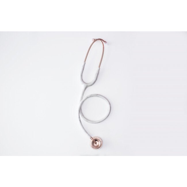 saristruki's tweet photo. So, orita una profe nos envió un email diciendo que para la clase de cuidado al paciente necesitamos un estetoscopio y como soy tan ... como soy (Llamémosme “extra”), me compré esta belleza.
#RoseGold #BecauseDuh https://t.co/AEufHclFLY