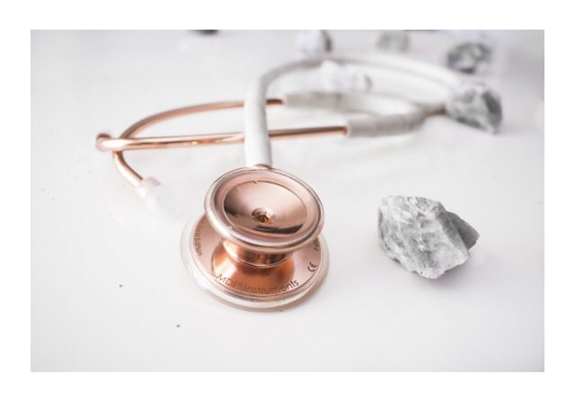 saristruki's tweet photo. So, orita una profe nos envió un email diciendo que para la clase de cuidado al paciente necesitamos un estetoscopio y como soy tan ... como soy (Llamémosme “extra”), me compré esta belleza.
#RoseGold #BecauseDuh https://t.co/AEufHclFLY