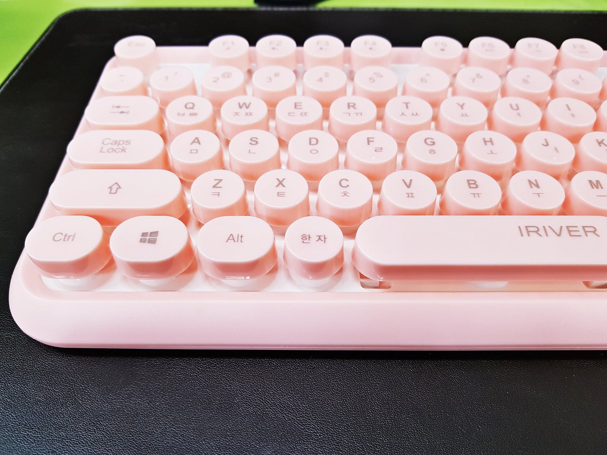 comwoori's tweet photo. 122번째 이벤트 입니다.
오랜만에 찾아온 아이리버 버블키보드(ir-k10) 입니다.
핑크(연핑크) 색상으로 진행할게요!
RT 해주시구요. 한분 추첨해서 드리겠습니다.
8월10일 금요일에 추첨할게요~! https://t.co/3jTVmmkoB7