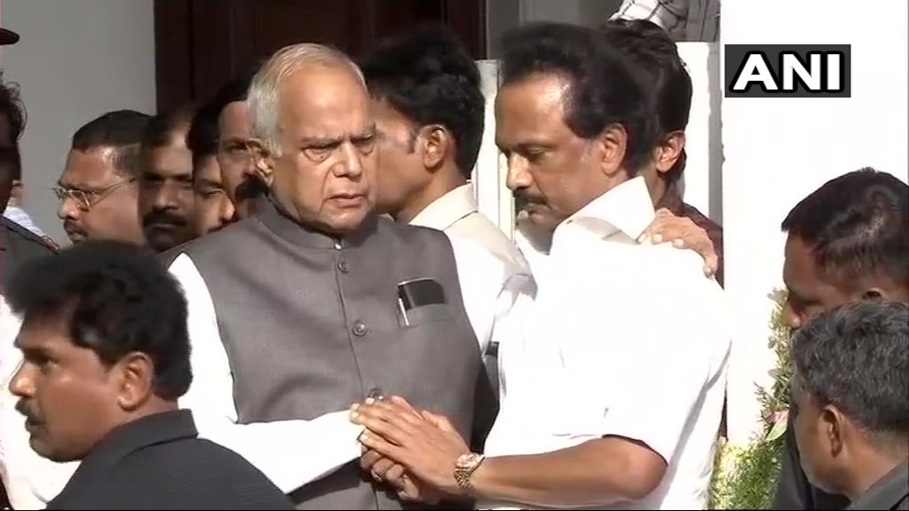 toptamilnews's tweet photo. மறைந்த முன்னாள் முதல்வர் கருணாநிதி உடலுக்கு ஆளுநர் பன்வாரிலால் புரோஹித் மலர்வளையம் வைத்து மரியாதை செலுத்தினார்
https://t.co/y4hQ1pTc2o
#RIPKalaignar #Karunanidhi #Marina4Kalaignar #DMKLeader #MarinaBeach #CITColony #RajajiHall #banwarilalpurohit https://t.co/RXIgrFBx8E