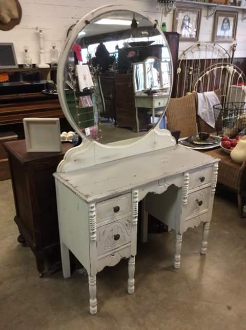 farmroad409's tweet photo. Depression era candlestick vanity with mirror.
Painted shabby distressed white with gray distressed top.
#farmhouse #farmroad409 #shabbyvanity #shabbychic https://t.co/4TbeWkOKoQ